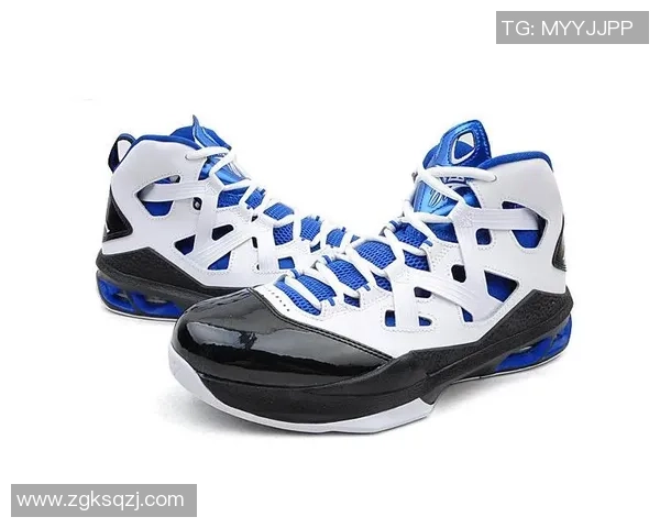 安东尼穿上全新球鞋亮相赛场 展现超凡速度与精准控球技巧