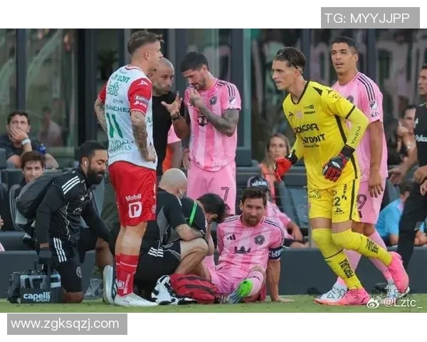 足球明星遭遇严重骨折意外伤势引发球迷广泛关注及讨论