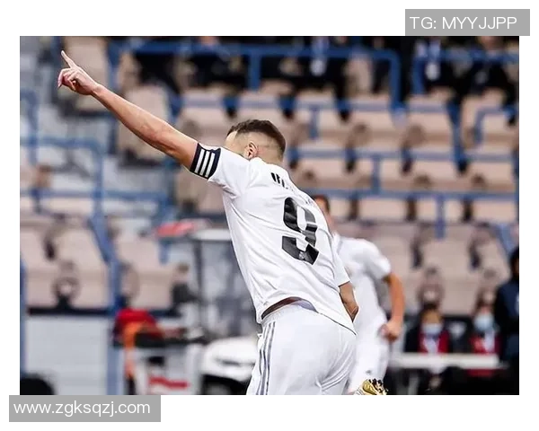 足球球星巧打小领带展现独特风采个性十足助力赛场魅力提升